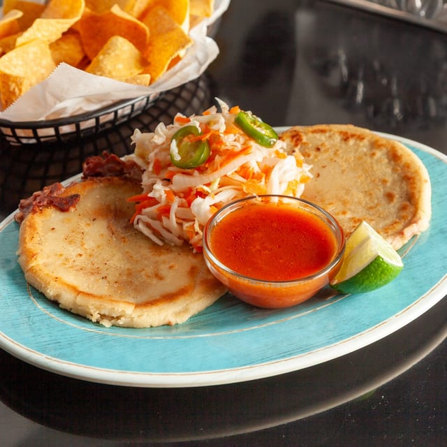 Pupusa Chicharron y Queso.