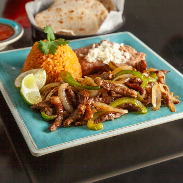 P. Fajita Pita Grilled Steak - Grilled Onion & Bell Peppers / Fajita Pita Res - Cebolla y Chile Morron.