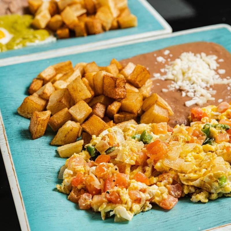 P. Mexican style egg / P. Huevo a la Mexicana.